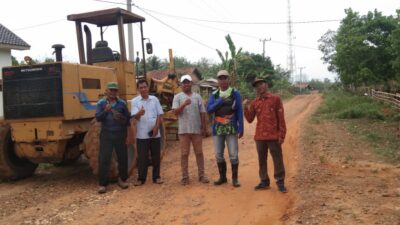 Gerak Cepat PUTR OKU Timur Perbaiki Jalan Kabupaten di Desa Banding Agung