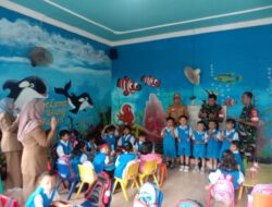 Peduli Pendidikan Usia Dini, Babinsa Koramil 418-03/Plaju Ajarkan Murid TK Mengeja Huruf