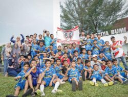 Pj,Bupati Muba Serahkan Langsung Piala Turnamen Sepakbola Bupati Cup 2023