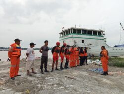 Respon Cepat, Basarnas Palembang Cari Nahkoda Kapal Tenggelam di Sungai Musi