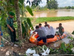 Aksi Peduli Babinsa Kodim 0404 / Muara Enim, Bantu Anak Sekolah Gunakan Perahu Karet (LCR)