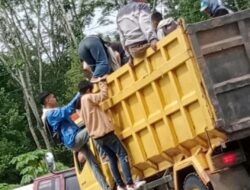 Sekelompok Remaja Naik Turun Truk Jadi Perhatian Publik !