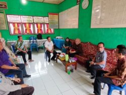 Peduli Korban Banjir Dirut PDAM Lematang Enim Turun Salurkan Dua Ton Beras  dan Air Bersih