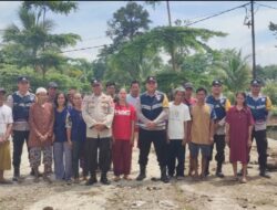 Kapolsek Tanah Abang Bersama Bhabinkamtibmas Melakukan Evakuasi Hewan Ternak Warga
