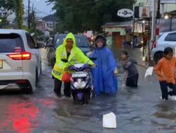 Saat Jalanan Banjir, Kasat Lantas Polrestabes Palembang Membantu Kendaraan Yang Mogok