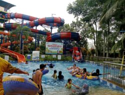 Membludaknya Pengunjung Opi Water Fun di Hari Libur Lebaran