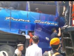 Bus Putra Sulung Tertabrak KA Ekspres di Martapura OKU Timur