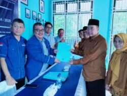 Bambang Ridwansyah Mengambil Formulir di Kantor DPC Demokrat Muara Enim