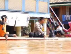 Berperahu Sampan, Kapolres OKU dan Bhayangkari Distribusikan Sembako Bantuan Kapolda Sumsel