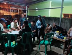Hilangkan Rasa Penat Dimalam Hari, Warga Blok F Rt 57 Panca Usaha Bermain Gaple Bersama !