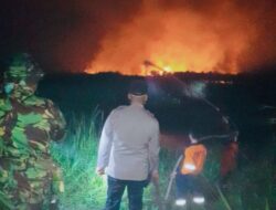 Mitigasi Karhutla, Kapolres Ogan Ilir Terjun Lapangan, Pimpin Padamkan Api Karhutla