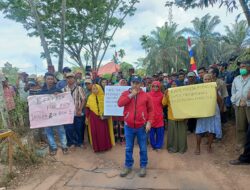 Jalan Diblokir Warga Dari Dua Desa, Tuntut Prusahaan PWS Keluarkan Plasma