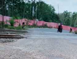 Bahayakan Pengendara Aspal Jalan Terbelah Dikawasan Pintu Perlintasan KAI Gelumbang