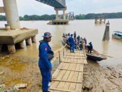 Jembatan Runtuh, Kapal Satpolairud Polres Muba Sigap Membantu Seberangkan Warga dan Anak Sekolah