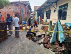 Pasukan Malam PUPR, Atasi Jalan Longsor