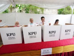 Gunakan Hak Pilih di PILKADA 2024, Didampinggi Istri dan kluarganya,  H Mawardi Yahya Berjalan Kaki Menuju TPS 08 di Dekat Kediamannya