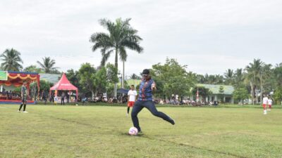 Tendangan Bola Pertama, Danyon Kav 5 DPC Karang Endah Resmi Buka Turnamen Sepak Bola Dwi Pangga Cup XXIV 2025