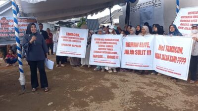 Warga Tuntut Janji Developer Demo Depan Perumahan KMS