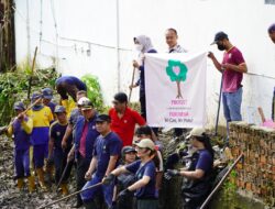 Gotong Royong Bersihkan Sungai Demang Jambul, Upaya Kurangi Banjir di Palembang