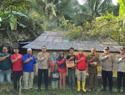 Diwakili Karo SDM Polda Sumsel, Kapolda Melaksanakan Bedah Rumah di Kecamatan Mariana