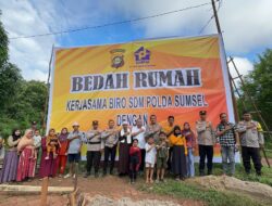 Karo SDM Polda Sumsel Melaksanakan Bedah Rumah Warga Banyuasin