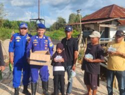 Polairud Polda Sumsel Bagikan Takjil Kepada Warga Desa Bukit Batu