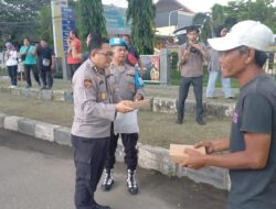 Polri Bersama Media Bagikan Ratusan Bungkus Paket Takjil Kepada Masyarakat di Depan Mapolrestabes Palembang