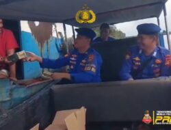 Personel Ditpolairud Polda Sumsel Gelar Baksos Bagikan Takjil ke Masyarakat Perairan