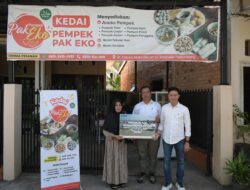 Dukung UMKM Lokal, PTP Nonpetikemas Salurkan Bantuan Alat Produksi kepada “Pempek Pak Eko” di Palembang
