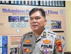 Diduga Rem Blong Truk Kontainer Hantam Warung Dan Kendaran Lainya
