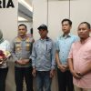 Ayah Korban Datang Bawa Bunga, Tangis Haru Warnai Pengungkapan Kasus Rudapaksa Anak di Palembang
