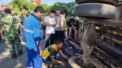 Mobil DLHK Palembang Terbalik di Seberang Ulu I , Anggota TNI Terluka Setelah Tertimpa Kendaraan