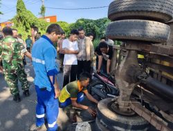Mobil DLHK Palembang Terbalik di Seberang Ulu I , Anggota TNI Terluka Setelah Tertimpa Kendaraan