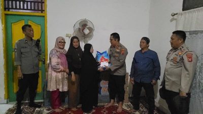 Kapolsek Seberang Ulu II Takziah ke Rumah Duka Korban Penganiayaan, Salurkan Bantuan Sosial dalam Rangka HUT Bhayangkara ke-80