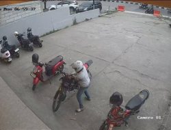 Terekam CCTV, Maling Gasak Motor Karyawan Rumah Makan Sushi Hanya Dalam waktu 9 Menit Setelah Diparkir
