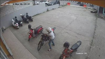 Terekam CCTV, Maling Gasak Motor Karyawan Rumah Makan Sushi Hanya Dalam waktu 9 Menit Setelah Diparkir