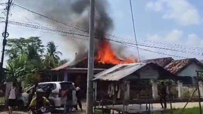 Diduga Akibat Korsleting Listrik, Rumah Warga di Talang Petai Plaju Palembang Terbakar