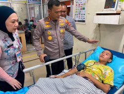 Kapolrestabes Palembang Bersama Anggota DPR RI Komisi X Besuk Korban Kejahatan Jalanan di RS Bari
