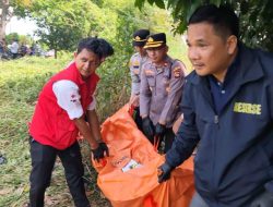 Mayat Remaja Ditemukan Tergantung di Pohon Kawasan Lingkar Danau OPI Jakabaring, Identitas korban masih dalam penyelidikan pihak kepolisian.