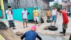 Ketua RT 57 Panca Usaha Melakukan Gotong Royong Bersama Warganya