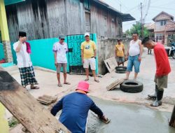 Ketua RT 57 Panca Usaha Melakukan Gotong Royong Bersama Warganya