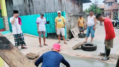 Ketua RT 57 Panca Usaha Melakukan Gotong Royong Bersama Warganya
